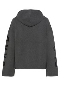 Grauer Kapuzenpullover mit lockerer Passform, versehen mit großen schwarzen Aufdrucken an den Ärmeln. Hergestellt aus weichem Stoff mit glatter Textur.
