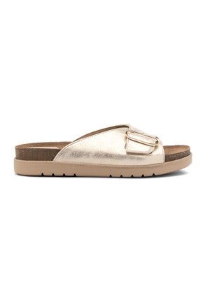 Złote metaliczne klapki slip-on z miękkim, teksturowanym wierzchem, szerokim paskiem i wyraźnym prostokątnym zapięciem. Beżowa gumowa podeszwa.