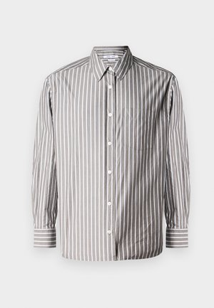 Camisa de botones a rayas en gris y blanco. Presenta un collar, mangas largas y un único bolsillo en el pecho. Fabricada con tela ligera.