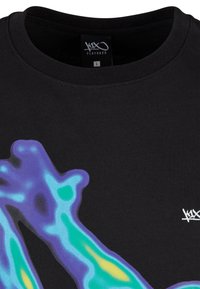 Czarny bawełniany t-shirt z żywym, abstrakcyjnym wzorem w odcieniach purpury, turkusu i żółtego. Zawiera małe białe logo po boku.