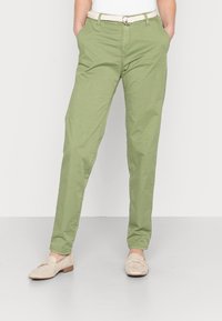 Ljust gröna chinos med avslappnad passform, bältesöglor och ett vävt beige bälte. Har sidofickor och en mjuk, matt yta.