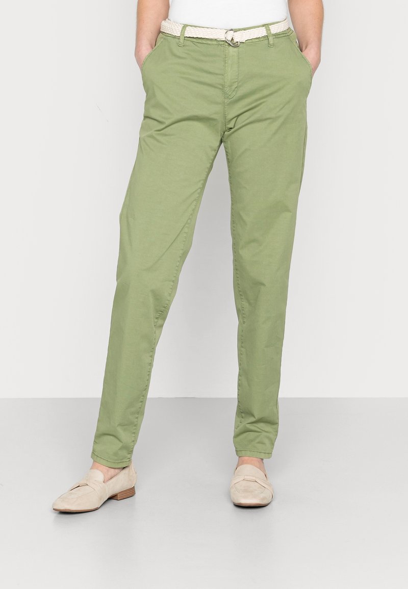 Ljust gröna chinos med avslappnad passform, bältesöglor och ett vävt beige bälte. Har sidofickor och en mjuk, matt yta.