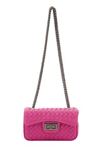 Borsa a tracolla in pelle intrecciata rosa con catena argentata, dotata di una chiusura metallica rettangolare e un design a patta curva. Texture liscia con motivi intricati.