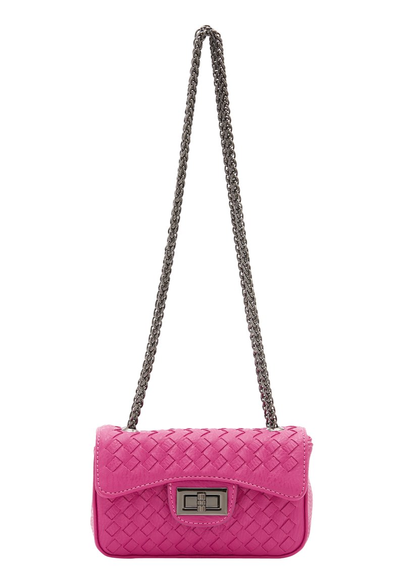 Borsa a tracolla in pelle intrecciata rosa con catena argentata, dotata di una chiusura metallica rettangolare e un design a patta curva. Texture liscia con motivi intricati.