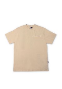 Beige bomulls-T-skjorte med korte ermer, rund hals og svart tekst med påskriften "DJINNS CLUB DE L'ACTION" på forsiden. Vevd merkelapp på siden.