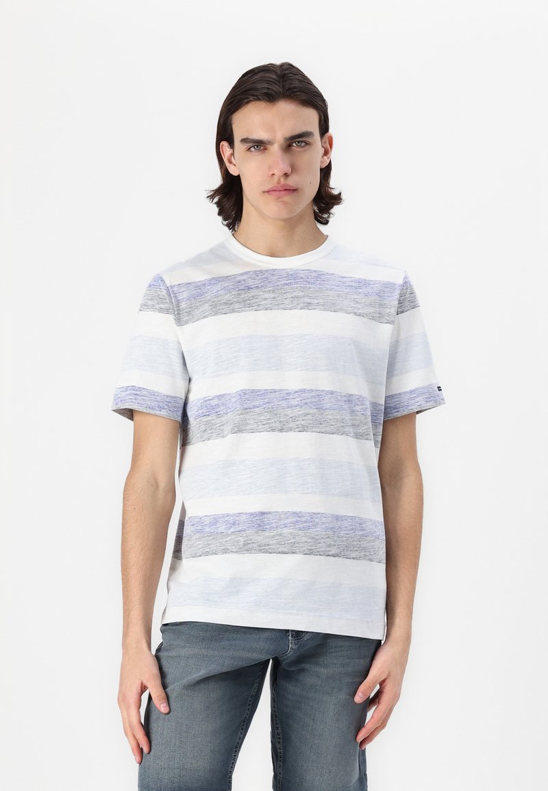 Camiseta de manga corta en blanco con rayas horizontales en azul claro, gris y un toque de púrpura. Cuello liso, ajuste relajado.