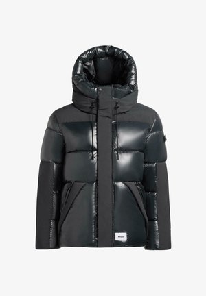 Zwarte pufferjas met een glanzende afwerking, voorzien van een grote capuchon, elastische trekkoorden en ritszakken. Paneelontwerp met contrasterende texturen.