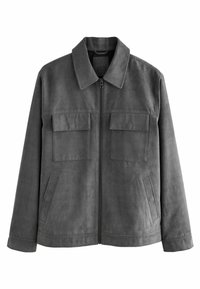 Chaqueta de ante gris con cierre de cremallera, cuello extendido, dos bolsillos en el pecho, bolsillos laterales y un ajuste relajado. Textura suave y diseño minimalista.