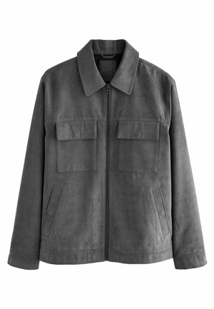 Chaqueta de ante gris con cierre de cremallera, cuello extendido, dos bolsillos en el pecho, bolsillos laterales y un ajuste relajado. Textura suave y diseño minimalista.