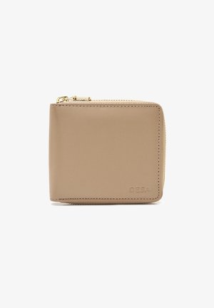 Beige leren portemonnee met een vierkante vorm, voorzien van een ritssluiting en subtiele stikdetails. Merkennaam gedrukt aan de voorkant.