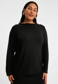 Zwart geribbeld longsleeve shirt met een geschulpte halslijn en zoom. Zachte textuur, relaxte pasvorm en een minimalistisch ontwerp.