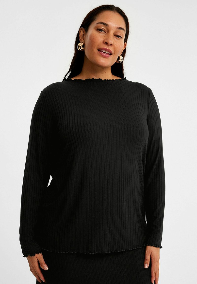 Zwart geribbeld longsleeve shirt met een geschulpte halslijn en zoom. Zachte textuur, relaxte pasvorm en een minimalistisch ontwerp.