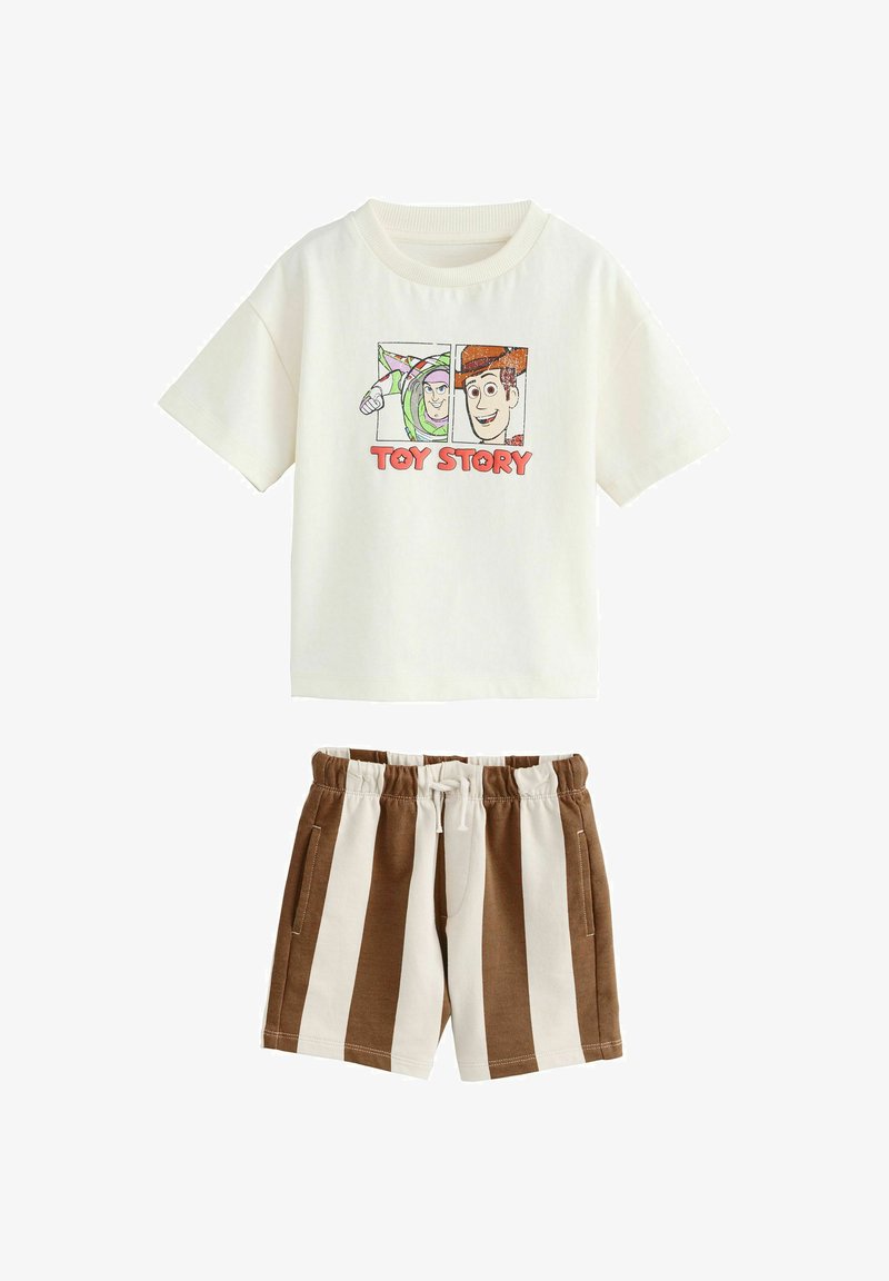 Tenue pour enfant avec un t-shirt blanc Toy Story mettant en vedette Buzz l'Éclair et Woody, assorti à un short rayé vertical marron et blanc.
