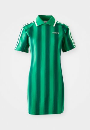 Grønnstripete polo kjole laget av glatt stoff. Har krage, korte ermer og hvit Adidas-logo. Vertikale striper i varierende nyanser.