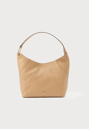 Borsa a spalla in pelle beige dalla forma curva, con dettagli in metallo color oro e finitura testurizzata. Design minimalista con sottili accenti di cuciture.
