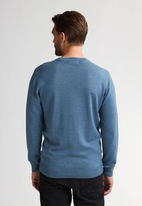 Pulover pentru bărbați dintr-un material moale de culoare albastră, cu guler rotund, mâneci lungi, manșete și tiv cu nervuri, textură netedă, design minimalistic.
