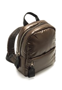Zaino imbottito marrone realizzato in materiale lucido, dotato di doppi zip, sottili spallacci neri e una tasca frontale con dettagli decorativi in metallo.