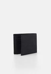 Portefeuille en cuir noir au design simple, disposant de plusieurs emplacements pour cartes à l'intérieur et d'une texture lisse et mate. Ouvert pour montrer l'intérieur.