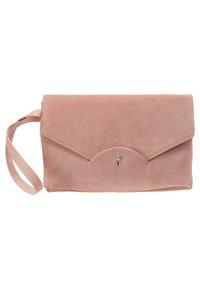 Borsa a pochette in suede rosa pallido con forma rettangolare piatta, pattina a busta e una piccola chiusura decorativa al centro. Include un cinturino per il polso.