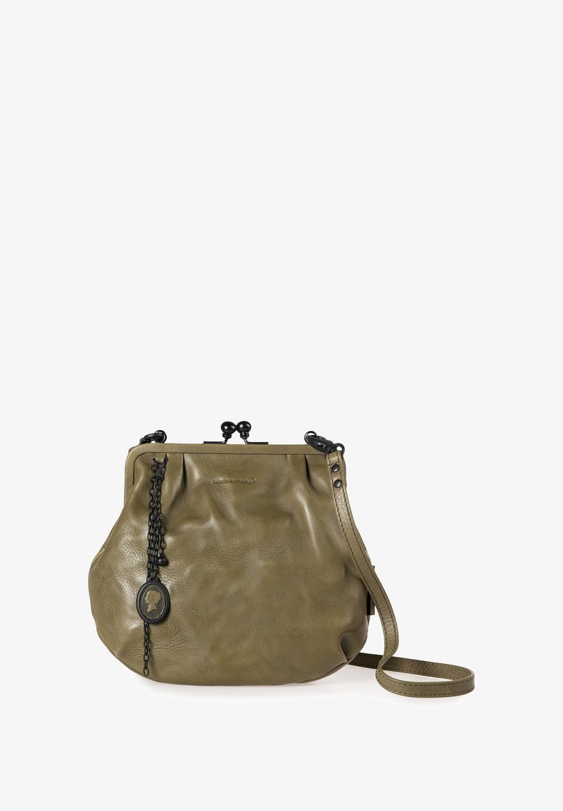 Olivegrüne Lederhandtasche mit einer strukturierten Oberfläche, einem Kettenakzent und einem Verschluss. Sie verfügt über einen abnehmbaren Schulterriemen.