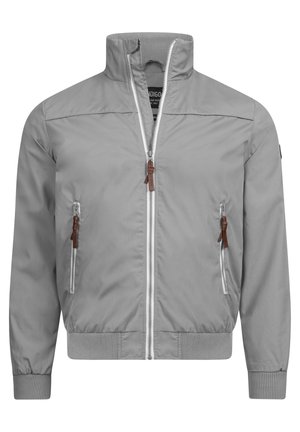 Grå vindjakke med høj krave, frontlynlås og to sidelommer med lynlås. Har ribbede manchetter og kant med læderdetaljer.