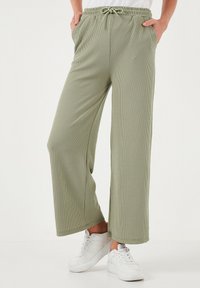 REGULAR FIT - Trainingsbroek - olive