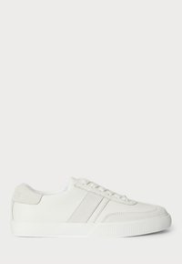 Białe sneakersy z gładką skórzaną cholewką, zamszowymi akcentami i płaskimi sznurowadłami. Mają teksturowaną gumową podeszwę i minimalistyczny design.