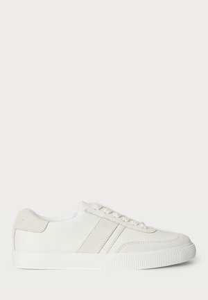 Białe sneakersy z gładką skórzaną cholewką, zamszowymi akcentami i płaskimi sznurowadłami. Mają teksturowaną gumową podeszwę i minimalistyczny design.