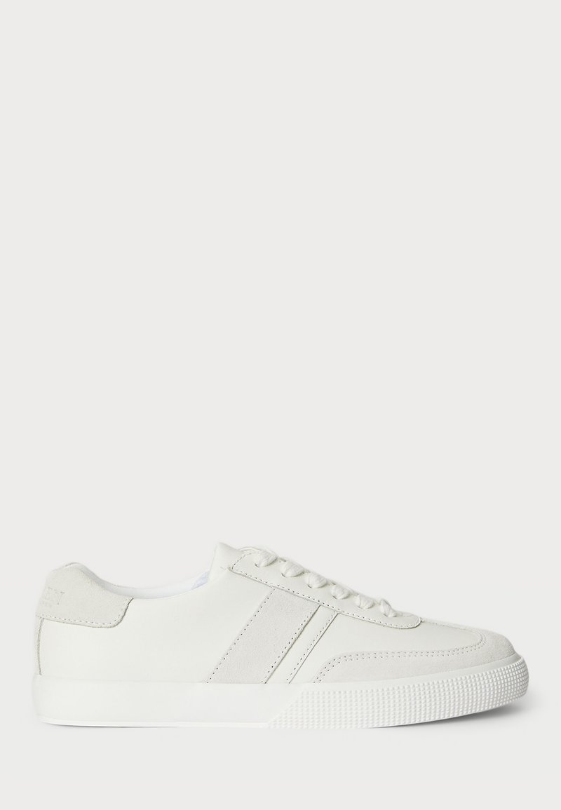 Białe sneakersy z gładką skórzaną cholewką, zamszowymi akcentami i płaskimi sznurowadłami. Mają teksturowaną gumową podeszwę i minimalistyczny design.