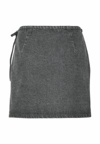 Pilka džinsinė sijonas su raišteliu juosmens srityje, turintis paprastą dizainą, tiesią formą ir subtilų tekstūrą. Nėra matomų kišenių ar raštų.