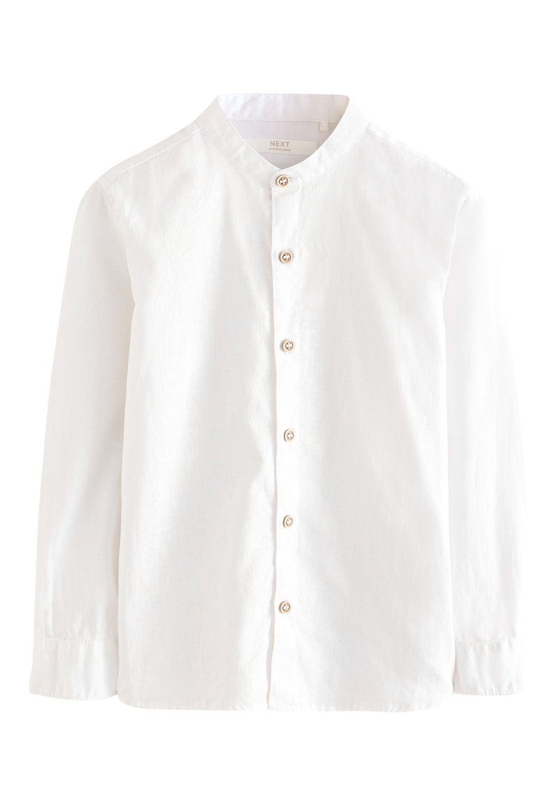 Chemise blanche à manches longues avec un col mao et six boutons ronds visibles sur le devant, réalisée en tissu léger.