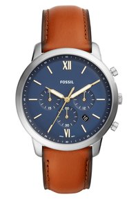 Fossil analog ur med blå urskive, sølvgehus, guld timemarkører, tre underdials, datovisning og brun læderrem.