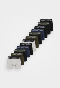 Boxershorts in verschiedenen Farben, einschließlich Grau, Marineblau, Grün und Schwarz. Jede hat einen schwarzen Bund mit dem Logo "JACK & JONES".