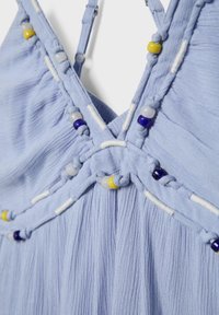 Robe en tissu texturé bleu clair avec bretelles nouées ornées de perles blanches, jaunes et bleues au niveau du décolleté en V.