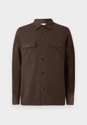 Camisa de botones marrón fabricada con tejido, con dos bolsillos en el pecho, botones negros, cuello y mangas largas con puños abotonados.