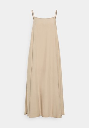 Beige, mouwloze jurk met dunne bandjes, vloeiend ontwerp en zachte textuur, met een lange silhouet en subtiele zijslitten.