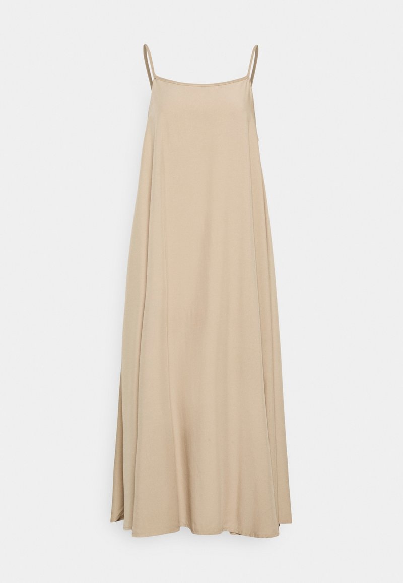 Beżowa sukienka bez rękawów z cienkimi ramiączkami, o zwiewnym kroju i miękkiej fakturze, posiadająca długą sylwetkę i subtelne boczne rozcięcia.