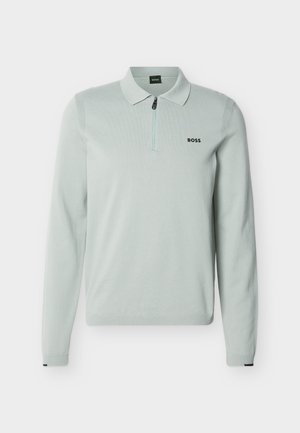 Hellgraues Polohemd mit langen Ärmeln, einem Viertel-Reißverschluss, gerippten Bündchen und Saum sowie dem "BOSS"-Logo auf der linken Brust.