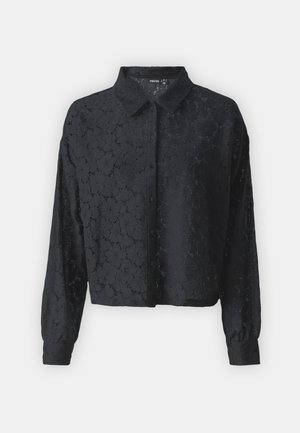 Maglietta nera a maniche corte con bottoni, realizzata in tessuto di pizzo. Presenta un colletto e polsini, ed è di design cropped; leggera e semi-trasparente.