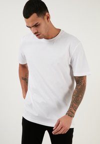 Buratti REGULAR FIT - Tricou basic - white