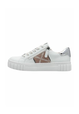 Sneaker bianca con pannello laterale testurizzato, dettagli in argento e una suola in gomma spessa. Presenta lacci tradizionali e un dettaglio con zip.