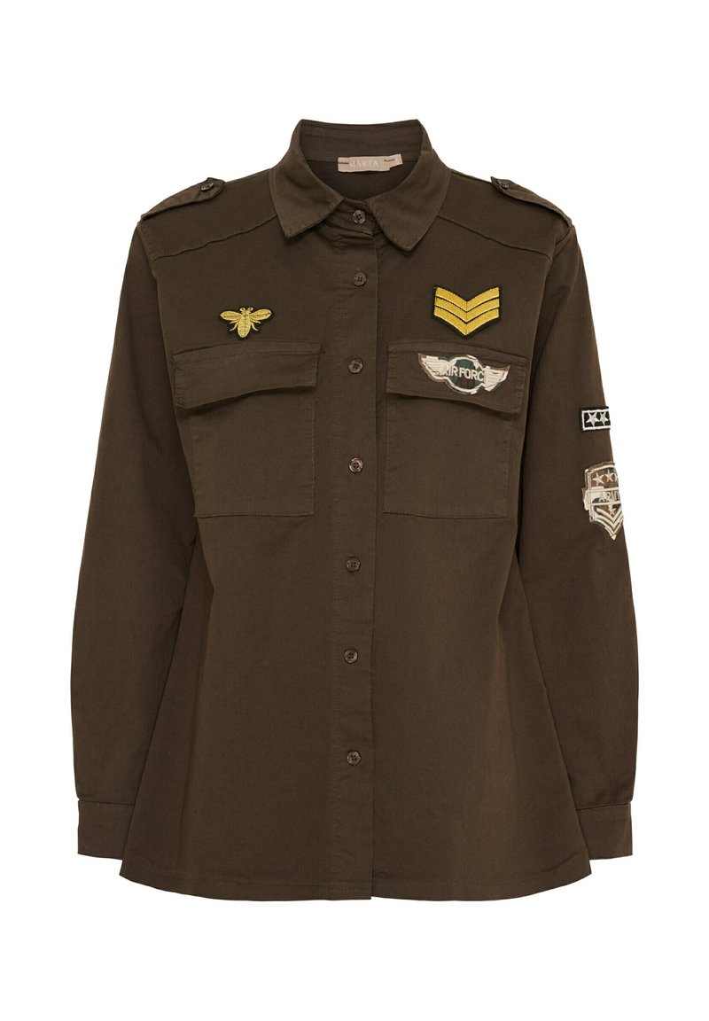 Brun skjorta med långa ärmar, knäppning framtill, två bröstfickor och militärstilspatchar inklusive bin och vingar.