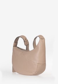 Tasche aus braunem Leder mit geschwungenem Design, ausgestattet mit zwei verstellbaren Trägern und einer glatten Textur. Verfügt über einen Reißverschluss und dezente Markenkennzeichnung.