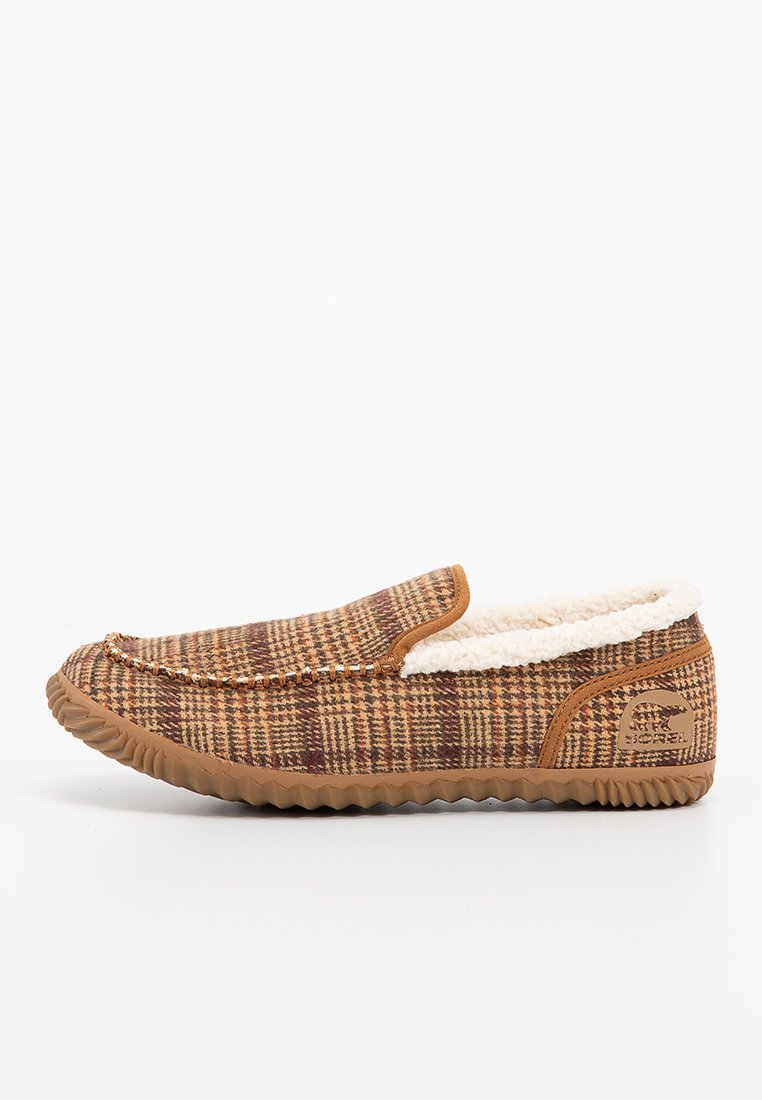 Bruine geruiten instapslippers met fleece voering, rubberen zool en een textuurpatroon. Ronde teen en eenvoudige stikseldetails.