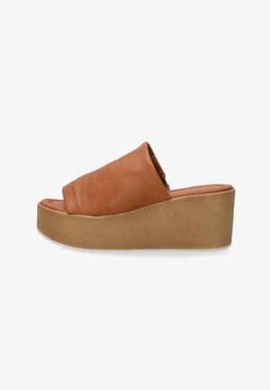 Leder-Sandale in Tan mit breitem Riemen, weicher Textur und einer kontrastierenden Tan-Plattform mit strukturiertem Finish.