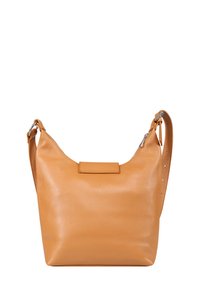 Schoudertas van tanleer met een gestructureerde afwerking, een rechthoekige klep en een verstelbare geperforeerde band. Heeft een zachte, afgeronde vorm.