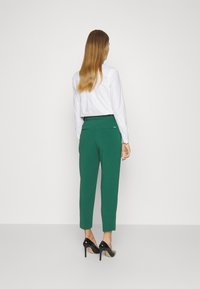 BOSS TAPIAH - Auduma bikses - open green