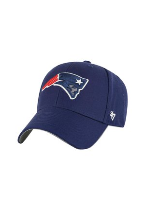 Marineblaue Baseballkappe aus Stoff mit einem bestickten Patriots-Logo in Rot, Weiß und Blau. Verfügt über ein gebogenes Visier und einen verstellbaren Rücken.