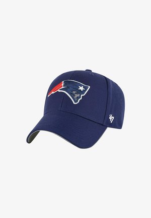 Marineblaue Baseballkappe aus Stoff mit einem bestickten Patriots-Logo in Rot, Weiß und Blau. Verfügt über ein gebogenes Visier und einen verstellbaren Rücken.