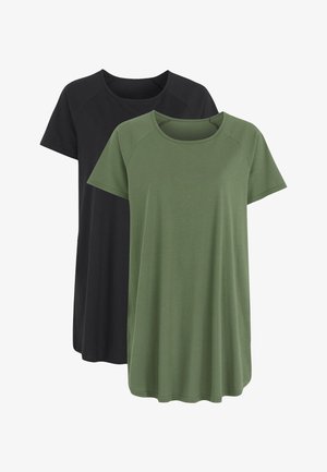 Kaksi lyhythihaista t-paitaa: yksi musta ja yksi oliivinvihreä, valmistettu pehmeästä kankaasta, joissa on pyöreät pääntiät ja hieman kaarevat helmat.